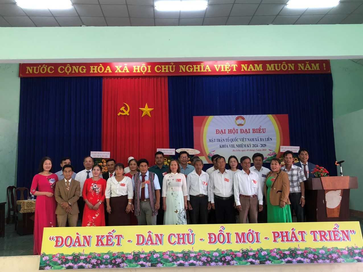 (Ủy viên Ủy ban Mặt trận Tổ quốc Việt Nam xã Ba Liên khóa VIII, nhiệm kỳ  2024 – 2029 chụp hình với các đồng chí đại biểu về tham dự đại hội)
